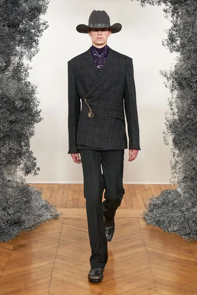Look 3